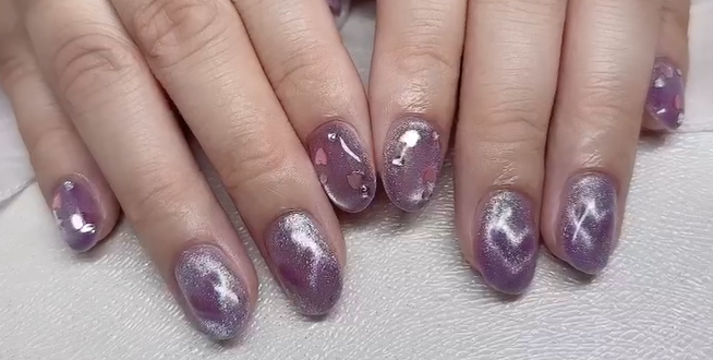 パープルのホログラムハートマグネットネイルで大人ガーリーな仕上がりに💜